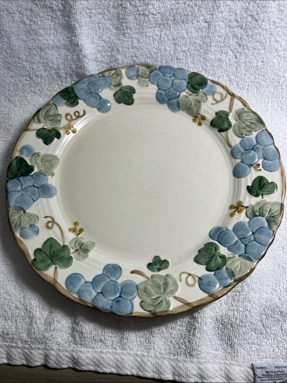 2 Sculpered Grape Poppytrail by Metlox 10 1/2” Dinner Plates Blue & Green